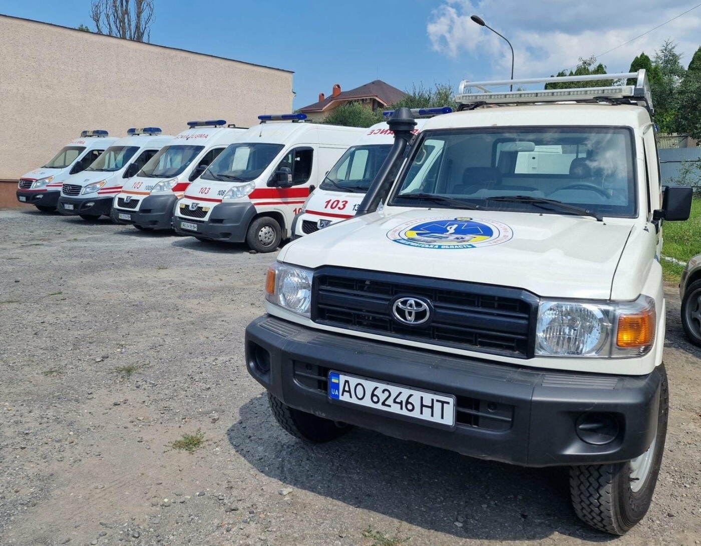Закарпатський центр екстреної меддопомоги передав військовим 6 автівок