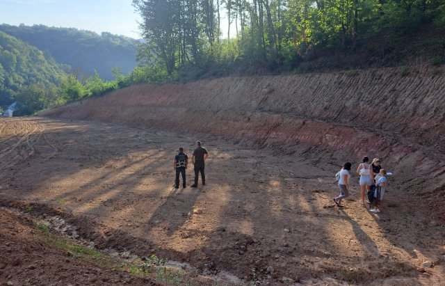 В Закарпатті біля села Собатин екологи виявили нелегальний глиняний кар’єр