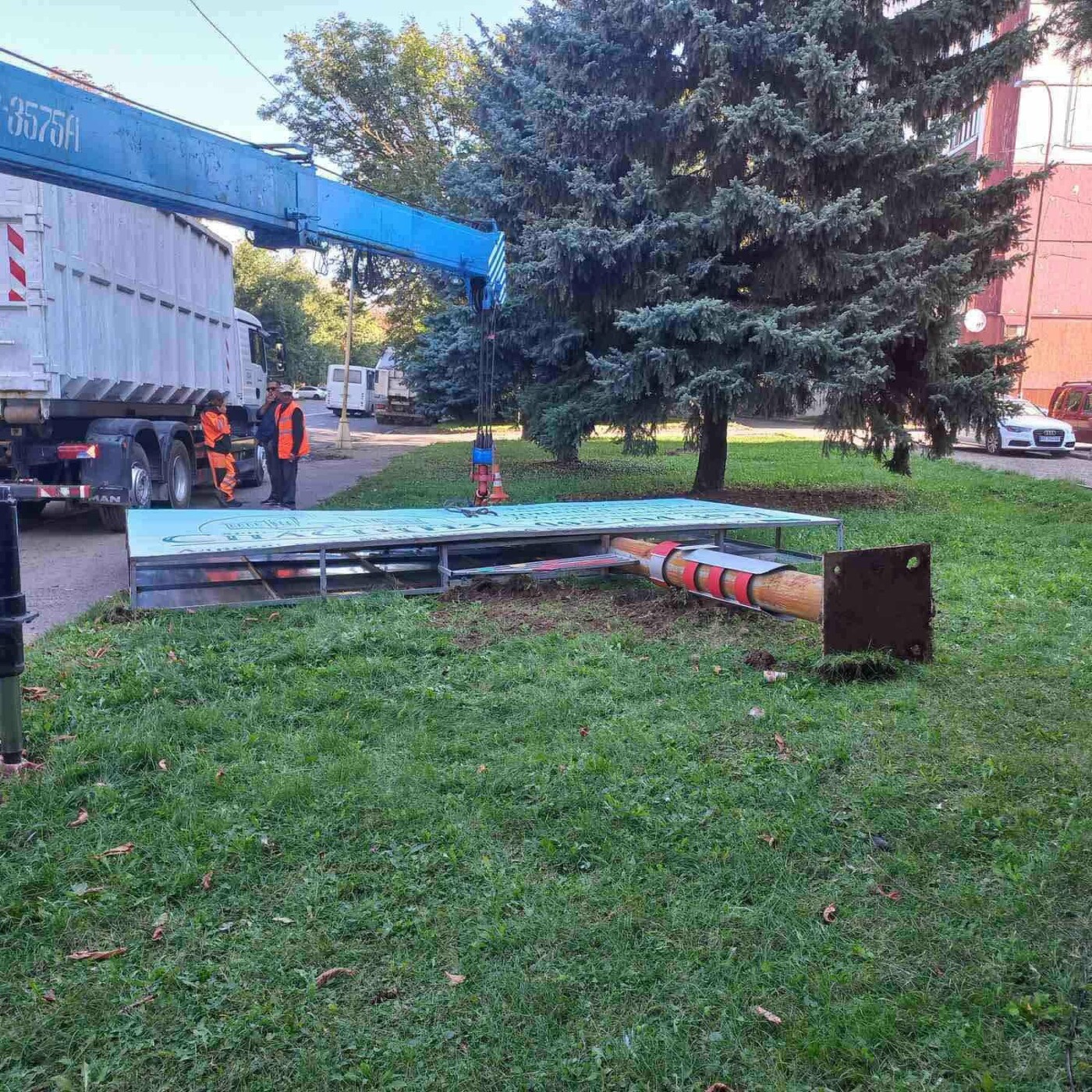 В Ужгороді продовжують демонтовувати незаконно встановленні конструкції