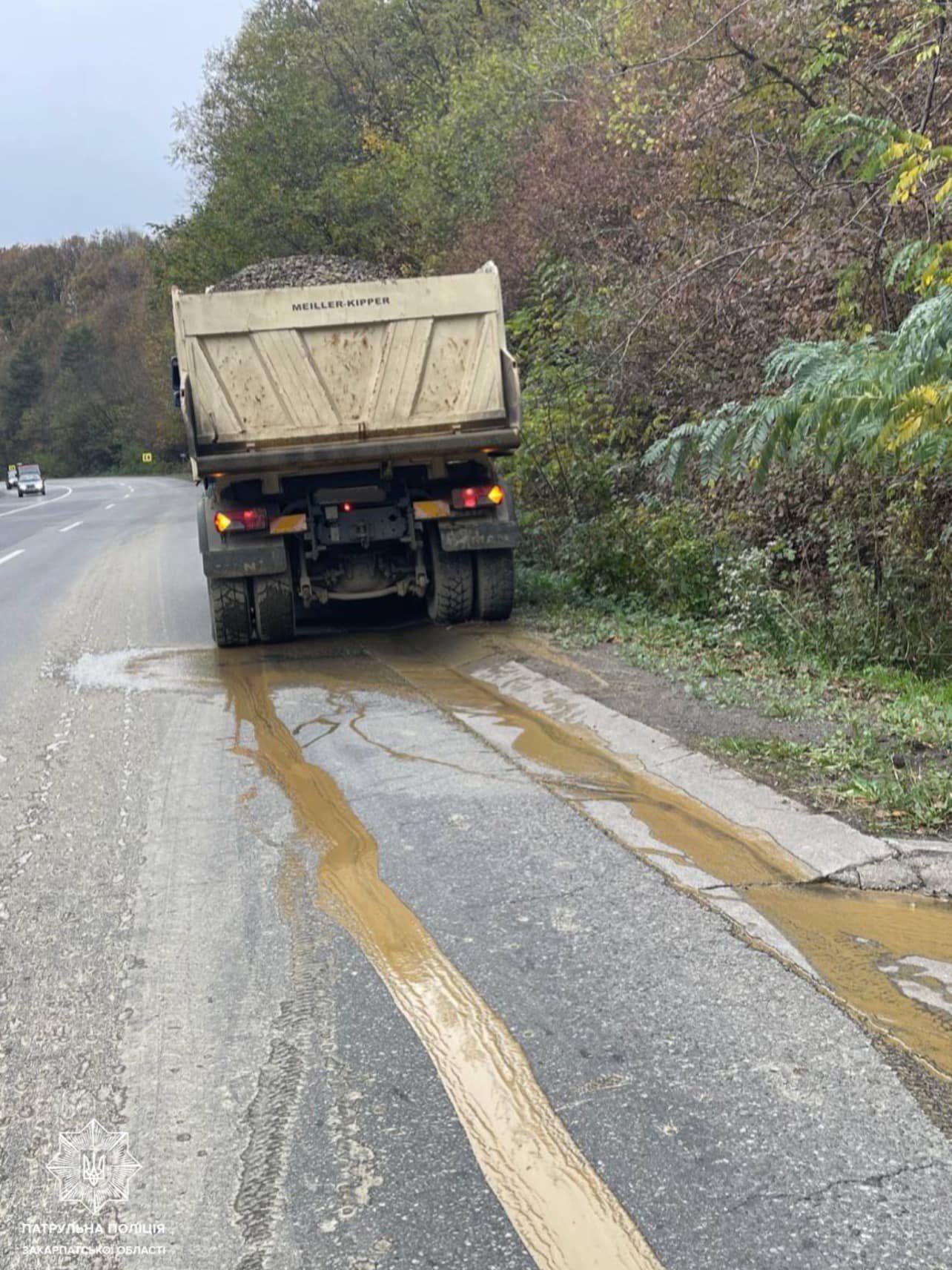 Закарпатські патрульні оштрафували водія вантажівки, який сильно забруднював дорогу і їздив без прав