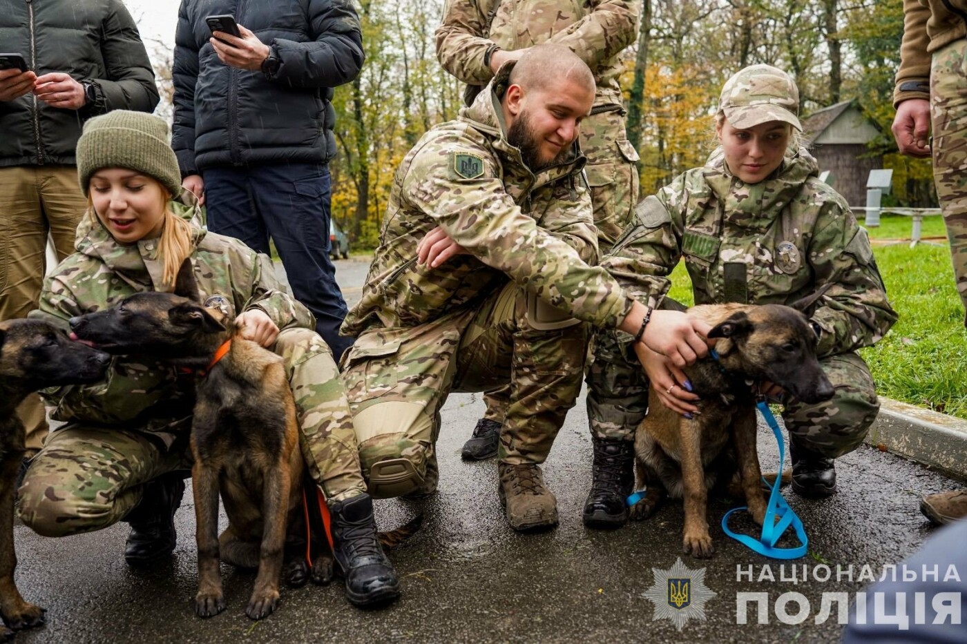 У Кінологічному центрі поліції Закарпаття щенята-терапевти вперше зустрілися з новими господарями