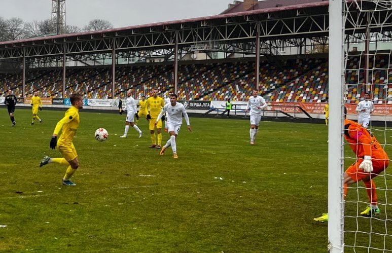 Футбол, перша ліга: ФК 