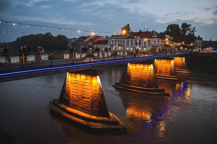 Питання ремонту пішохідного мосту на площі Театральній в Ужгороді відклали