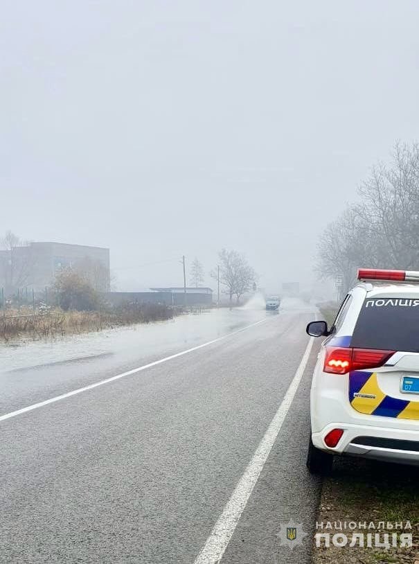 На Закарпатті поліція регулює рух автошляхами, які підтопило внаслідок негоди