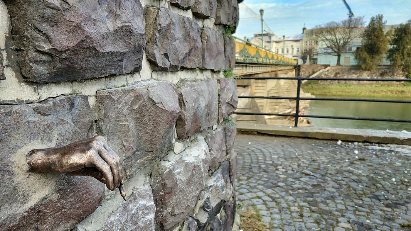 Нова міні-скульптура Ужгорода присвячена винахіднику кулькової ручки