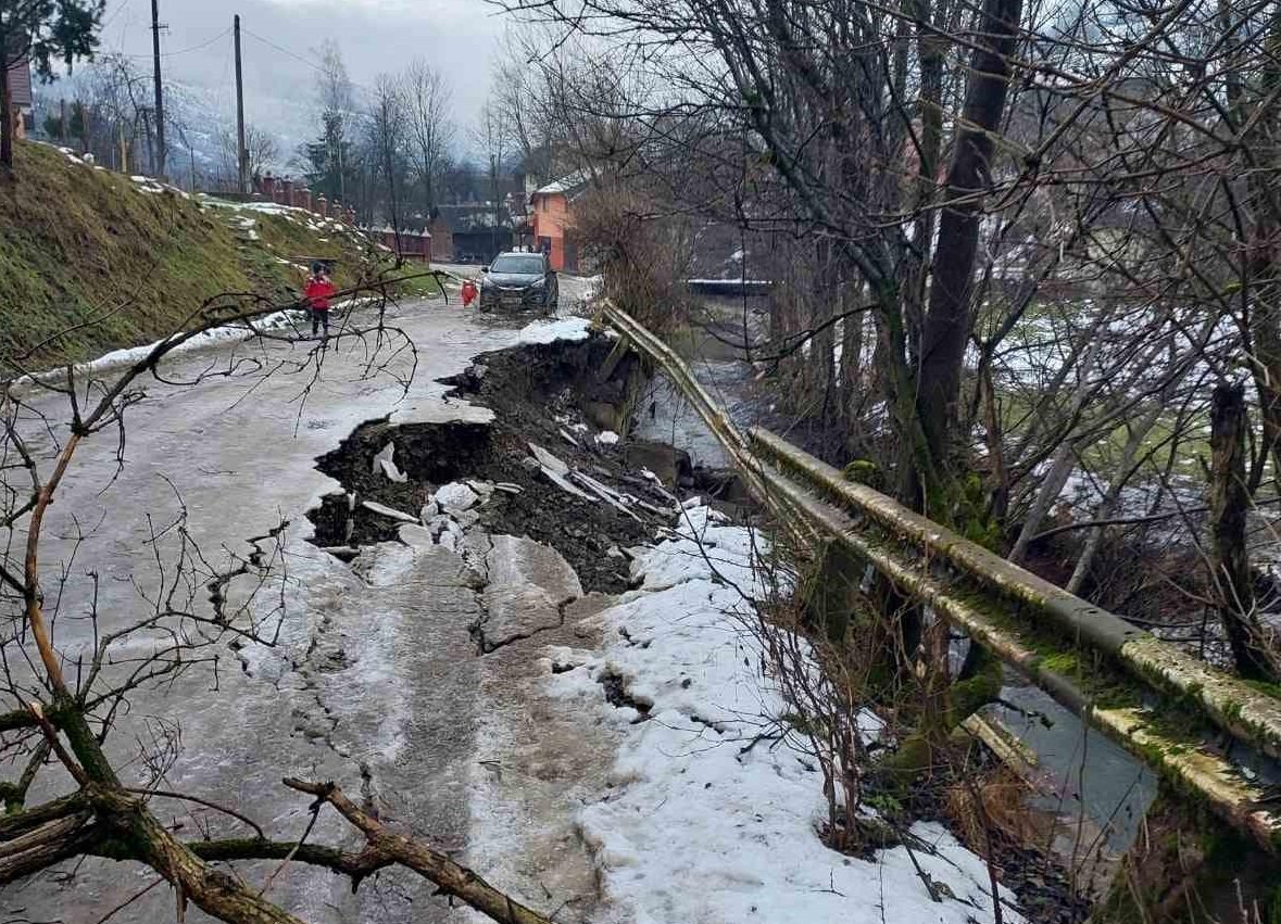 На Міжгірщині внаслідок негоди зруйновано частину дороги до с. Лозянське