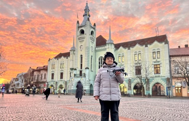 Пенсіонерка з Мукачева самотужки придбала дрон для ЗСУ