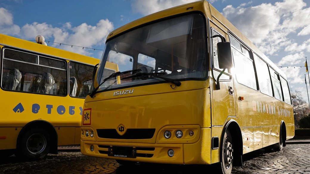 Школи Закарпатської області отримали ще 6 нових автобусів