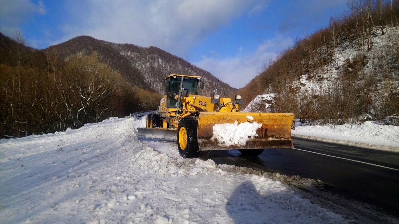 На автодорогах державного значення на Закарпатті працює 20 одиниць техніки