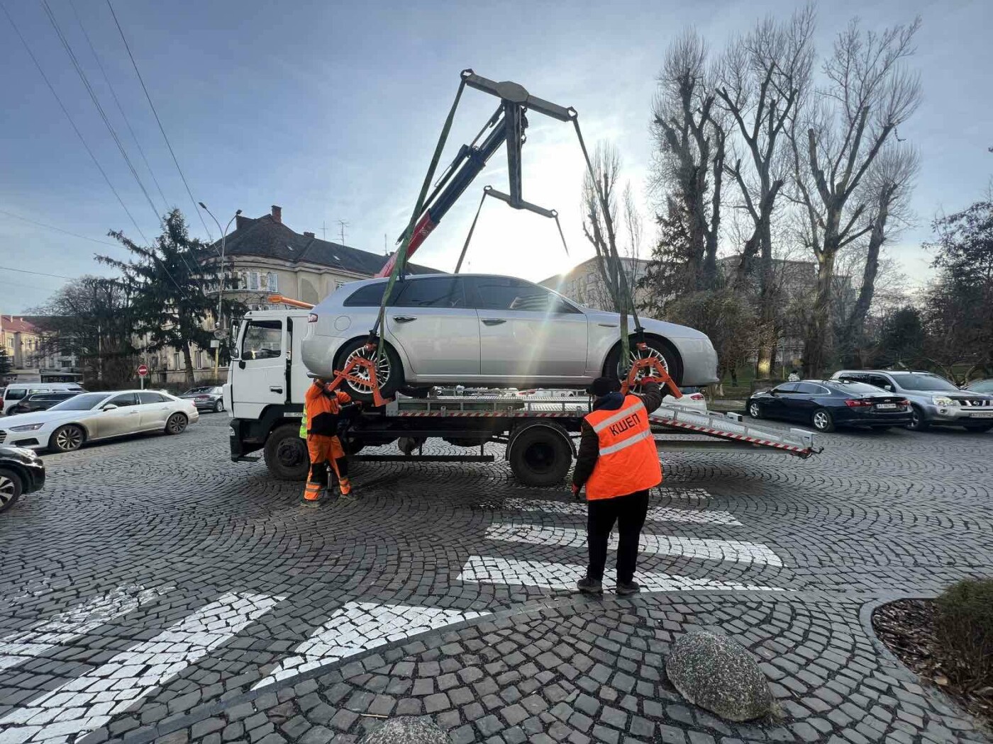 В Ужгороді авто, припарковані з грубими порушеннями ПДР, з понеділка забиратиме евакуатор