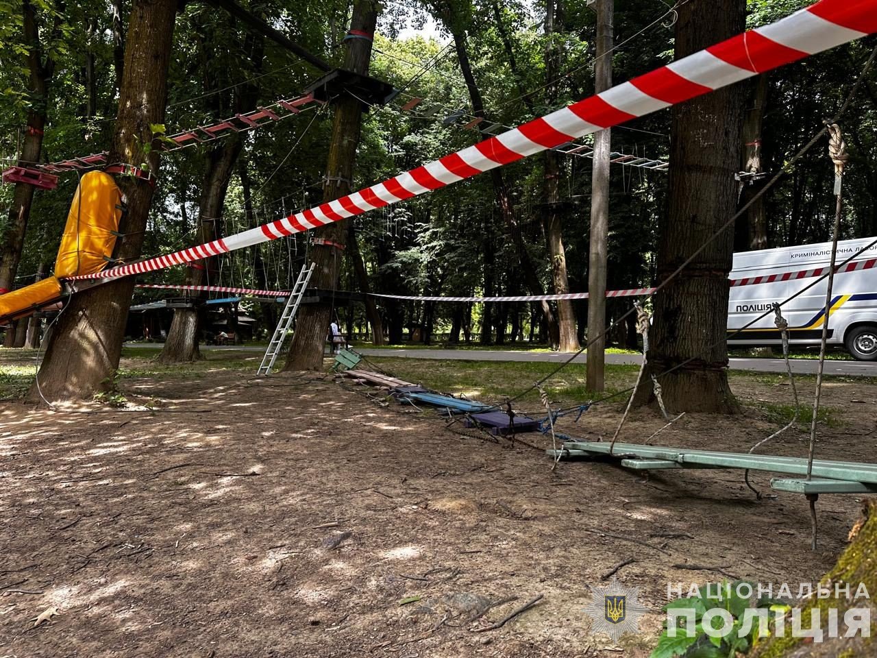 Обірвався трос: в Ужгороді 16 дітей травмувалося проходячи маршрут мотузковим парком | Новини