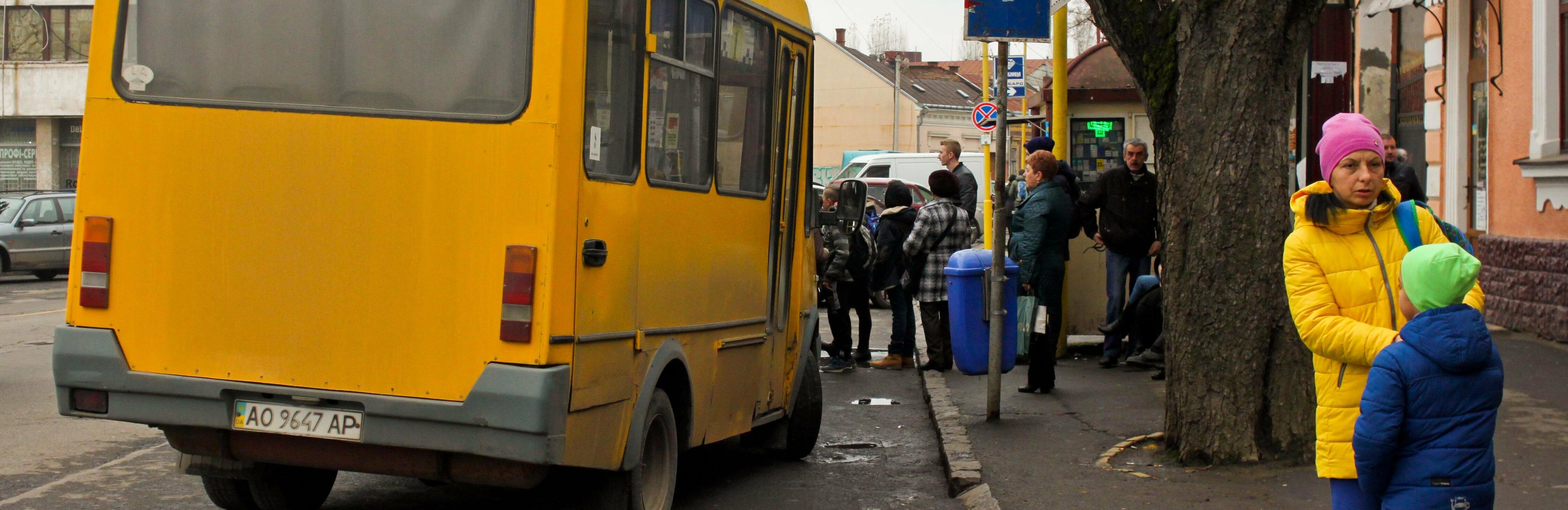 Водії ужгородських «маршруток» розповіли, чому не впускають школярі... Водії ужгородських «маршруток» розповіли, чому не впускають школярів без учнівського квитка: фоторепортаж , Мацола Яна