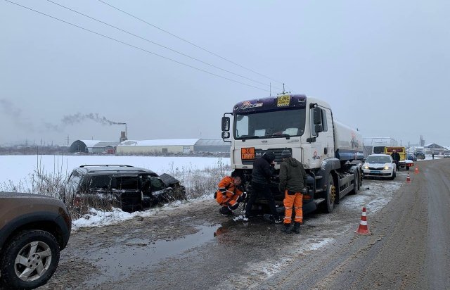 У Мукачеві позашляховик зіткнувся з вантажівкою