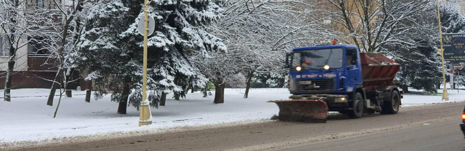 Водіїв в Ужгороді просять не паркуватися на узбіччях: працює снігоприбиральна техніка