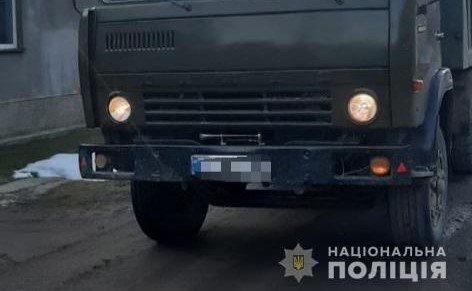 На Закарпатті поліцейські затримали вантажівку з деревиною без відповідних документів 