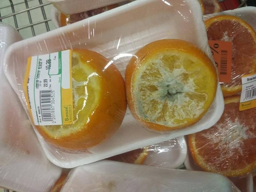 В ужгородських супермаркетах  продають фрукти зі цвіллю (фото) - фото 1