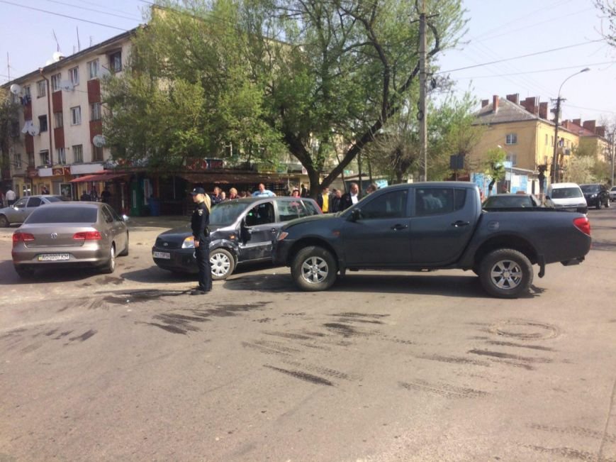 В Ужгороді на перехресті Загорської та Закарпатської - потрійна аварія (фото) - фото 1