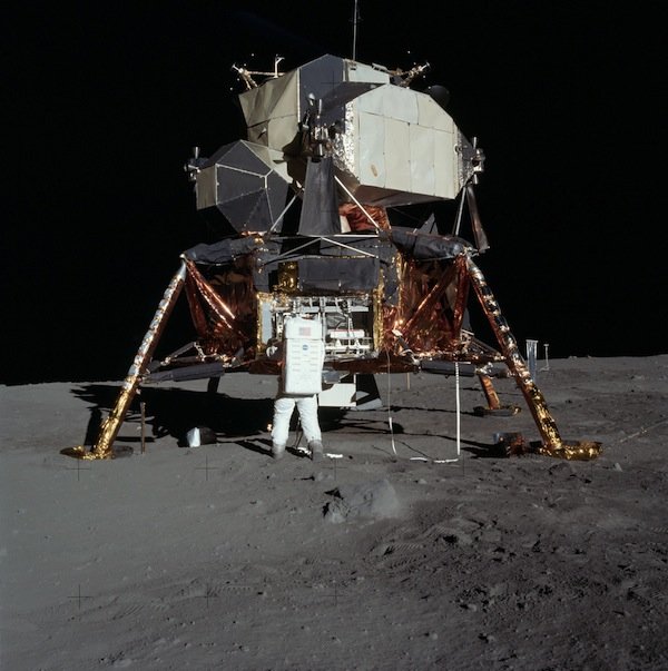 b23882a-11-moon-seismometr