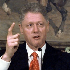 entao-presidente-dos-eua-bill-clinton-nega-envolvimento-sexual-com-estagiaria-monica-lewinsky-em-foto-de-1998-1295636048298_300x300