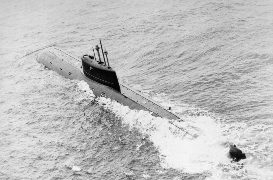 1200px-DN-SN-87-07042-Mike_class_submarine-1_Jan_1986